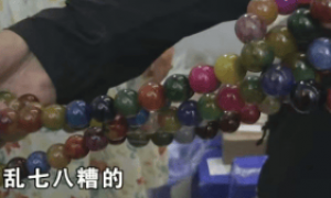 浙江一男子花费百万网购，家里堆满上千个包裹，妻子发现后很崩溃：我平时打两份工，一点也不知道